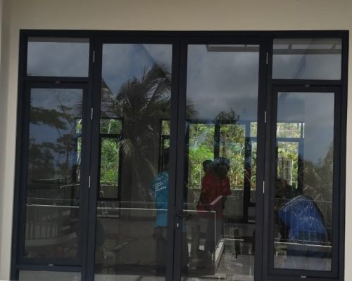 pintu aluminium dan jendela pivot
